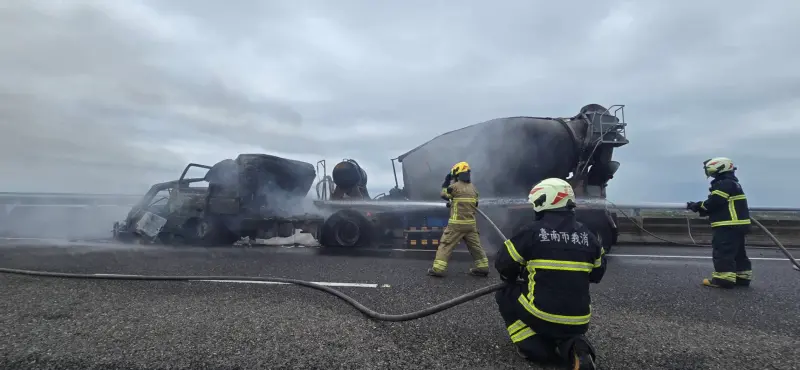 ▲台61線台南市七股路段今天上午發生一起水泥預拌車撞擊停放路邊的交通事故救，該起車禍造成2人當場失去生命跡象，還有1名傷者送醫，1名拒絕送醫。(圖／記者郭俊暉翻攝)