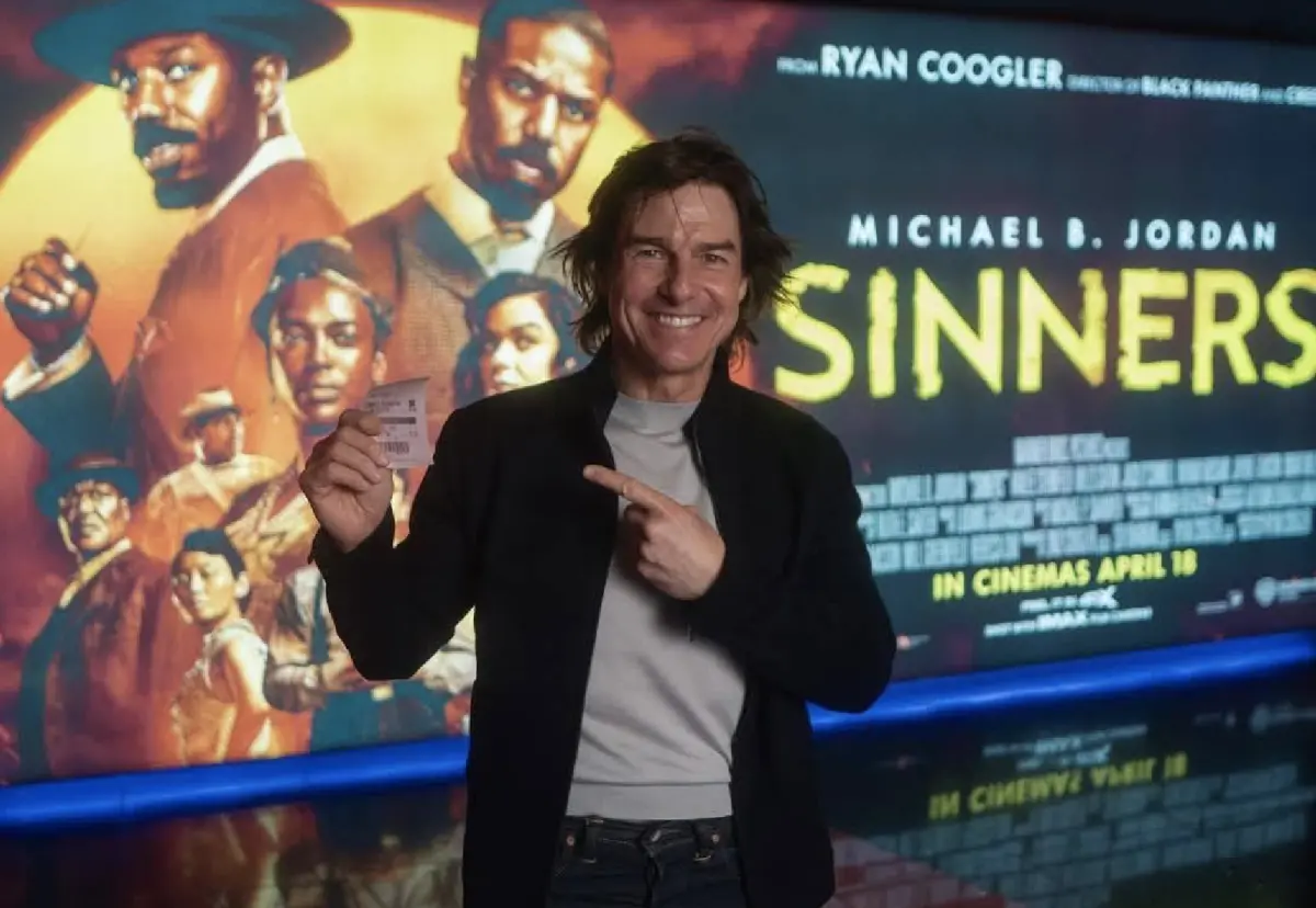 ▲湯姆克魯斯亮出《罪人》的電影票，呼籲觀眾一定要進戲院看這部片。該片在美國創下票房佳績，口碑也叫好，台灣反應卻和美國有差距，網友認為片名太直白、黑人主演、對台灣觀眾有文化隔閡，是台灣賣座不夠火熱的主因。（圖／摘自IG）