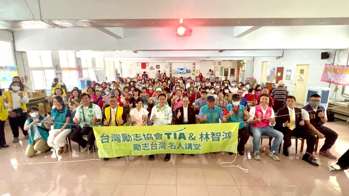 ▲高雄市議員林智鴻27日邀請有「熱血神醫」支稱的義大院長杜元坤以「音樂，運動，醫療，慈悲的斜槓人生」暢談他的行醫之路。（圖／高市議員林智鴻提供）