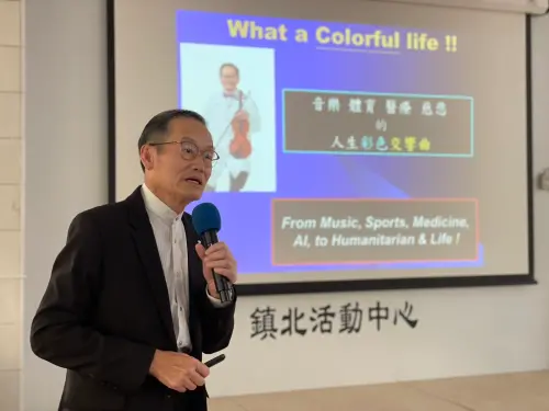 ▲杜元坤於演講中分享他如何一生至今的生命軌跡,也分享「歷經苦難才能淬鍊成就」的心境。(圖/高市議員林智鴻提供) ▲杜元坤於演講中分享他如何一生至今的生命軌跡,也分享「歷經苦難才能淬鍊成就」的心境。(圖/高市議員林智鴻提供)