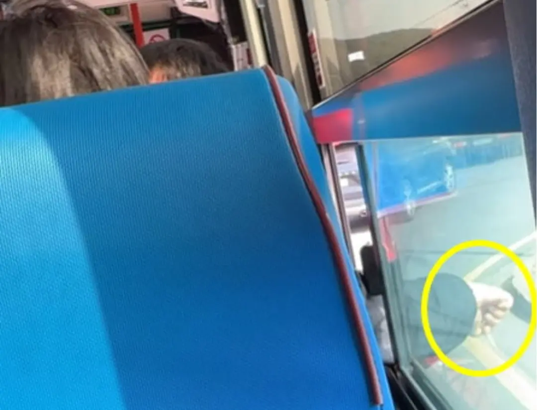 ▲一名疑似中國觀光客在韓國濟州島的公車上吸煙，引發議論。（圖／翻攝自Instagram）