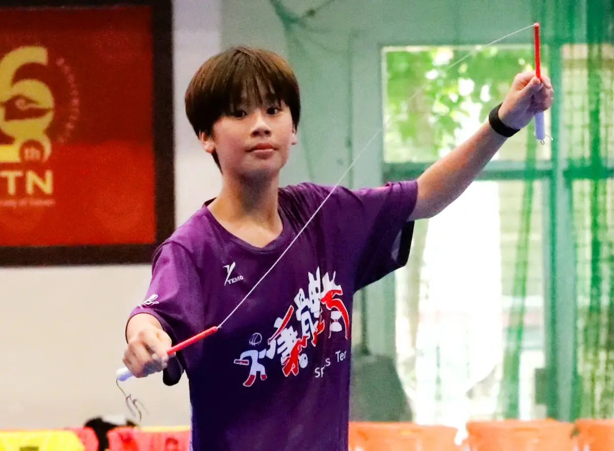 ▲2025年扯鈴競技挑戰賽國小組賽事，永康國小的何原弘以連續五顆五分球的精準表現，一舉摘下個人擲準項目的特優成績。(圖/國立臺南大學提供)