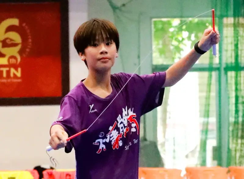 ▲2025年扯鈴競技挑戰賽國小組賽事，永康國小的何原弘以連續五顆五分球的精準表現，一舉摘下個人擲準項目的特優成績。(圖/國立臺南大學提供)
