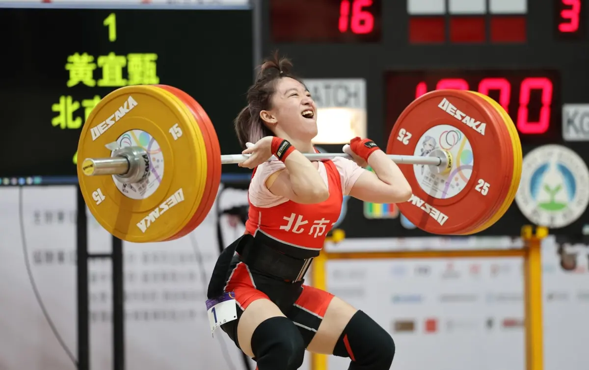 ▲被譽為「下一個郭婞淳」的北市大學新生黃宜甄，在114年全大運舉重女子45公斤級賽事中，以抓舉75公斤、挺舉95公斤、總和170公斤的成績勇奪金牌，並一舉打破該量級抓舉、挺舉及總和三項全國紀錄。（圖／長榮大學114全大運執辦提供）