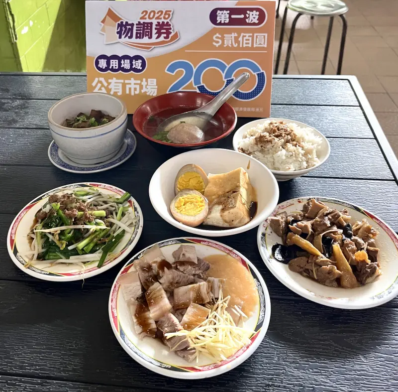 ▲豐原第一市場「丸仔斌」，整桌原價220元的好料套餐，只要1張物調券就能大飽口福。（圖／中市經發局提供）