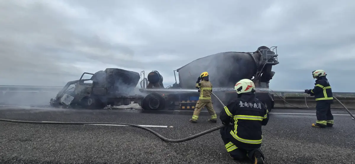 ▲台61線台南七股路段，上午發生嚴重死亡車禍，一輛水泥車連撞3車後起火，造成2死1傷。（圖／台南市警局提供）