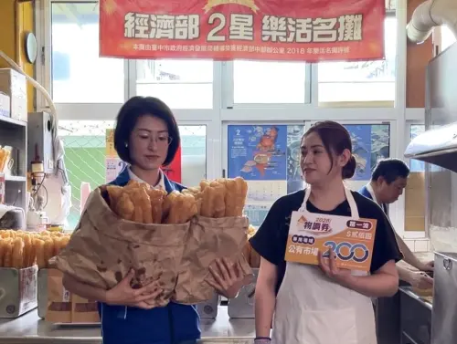 ▲2025首波物調券開發，議員相挺拍廣告宣傳片。（圖／中市經發局提供）