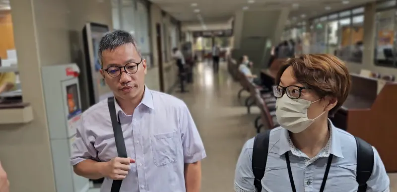 ▲丁姓拳擊館館長（左）涉嫌過失致死遭起訴出庭。（圖／記者劉松霖攝，2024.08.12）