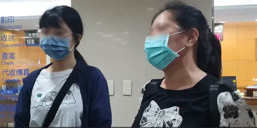 ▲拳擊賽死者母親（右）、妹妹（左）日前出庭控訴丁姓館長沒誠意善後。（圖／記者劉松霖攝，2024.08.12）