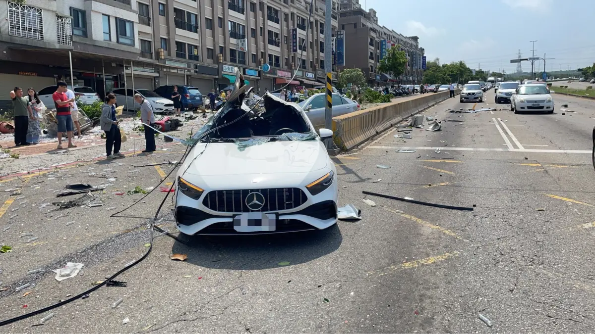 ▲台中市沙鹿區向上路7段昨天發生曳引車煞車失靈追撞21車事件。（圖／翻攝畫面，2025.04.28）