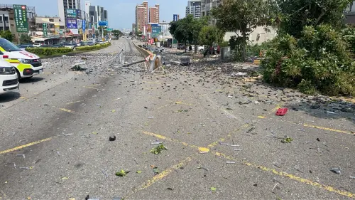 ▲台中市沙鹿區向上路7段發生曳引車追撞21車事件，現場滿目瘡痍。（圖／翻攝畫面，2025.04.28）