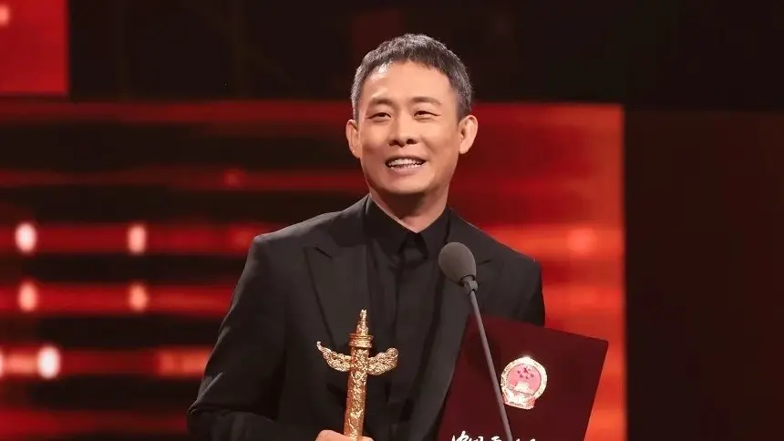 ▲大陸實力派演員張譯曾獲得多次視帝、影帝獎項肯定，27日在華表獎上榮獲優秀男演員獎，卻無預警宣布息影，消息震撼影壇。（圖／截取自小紅書）