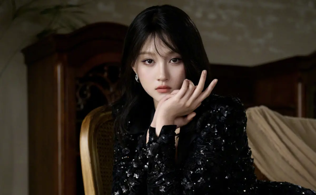 ▲大陸女星關曉彤（如圖）近期和交往7年多的鹿晗傳情變，日前出席公開活動還被發現雙臉浮腫，讓粉絲嚇壞，擔心她的健康狀況。（圖／關曉彤 微博）