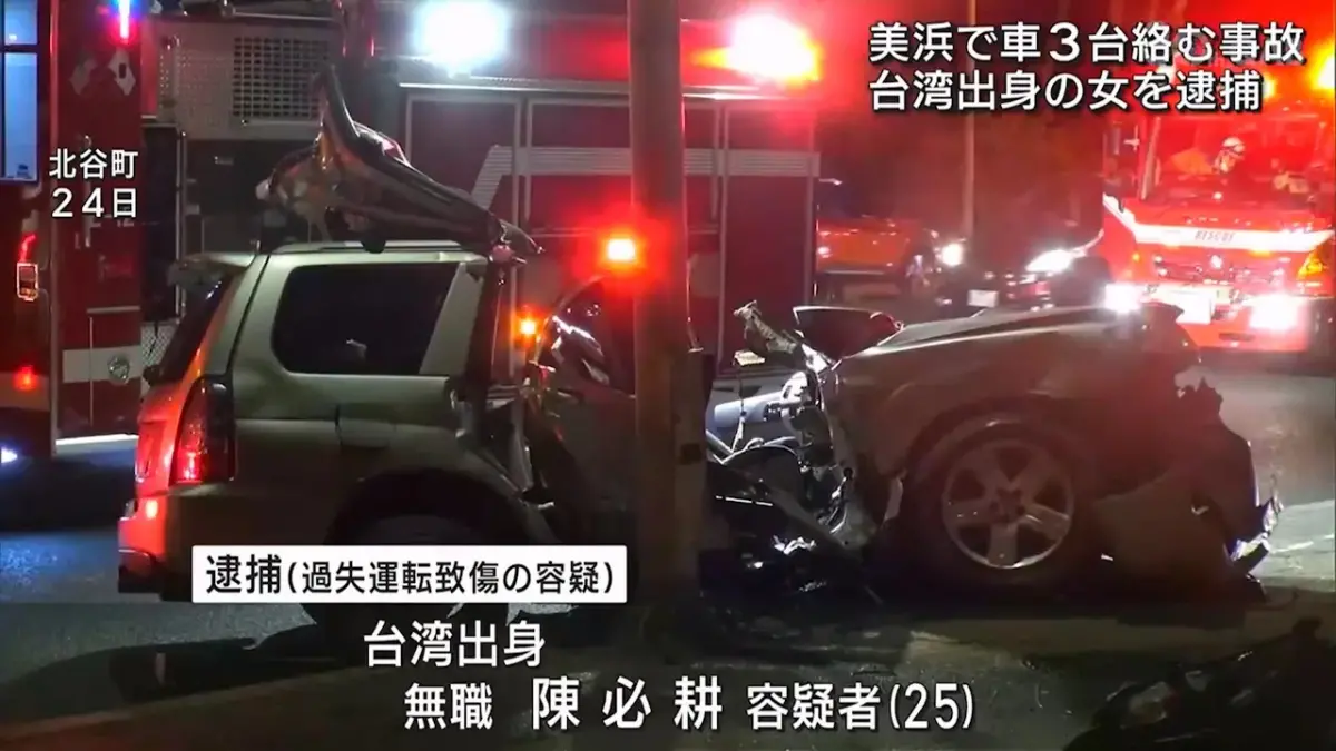 ▲台灣陳姓女子在沖繩因無檢視道路狀況即強行右轉，導致後方車輛追撞路燈發生車禍，被沖繩警方逮捕到案。（圖／翻攝琉球朝日放送）