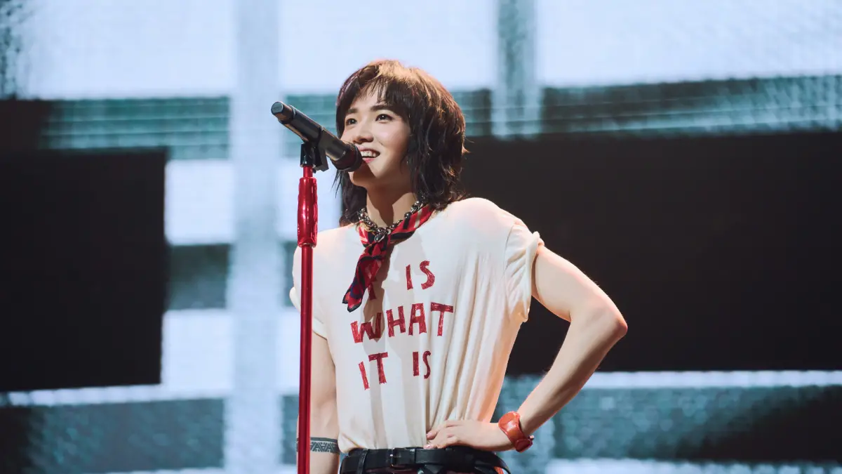 ▲創作歌手持修近期登北流開唱，唱到一半竟大秀「肌本功」，喊了一句「我脱了」以後曬出健身成果，讓粉絲暴動。（圖／野聲音娛樂提供）