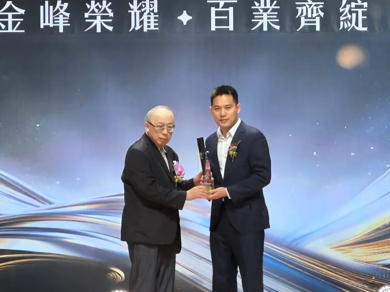 ▲雲豹能源旗下儲能子公司台普威能源，榮獲第二十三屆金峰獎「十大傑出企業」殊榮，同時雲豹能源副總經理暨台普威總經理譚宇軒（右），亦獲頒「十大傑出企業領導人」獎項肯定卓越領導力。（圖／雲豹能源提供）