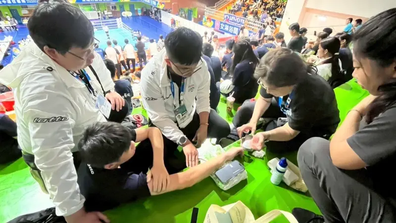 ▲醫療團隊默默付出派駐醫師、物理治療師與防護員隨行，提供即時且專業的醫療照護，成為選手堅實的後盾。（圖／高市府教育局提供）