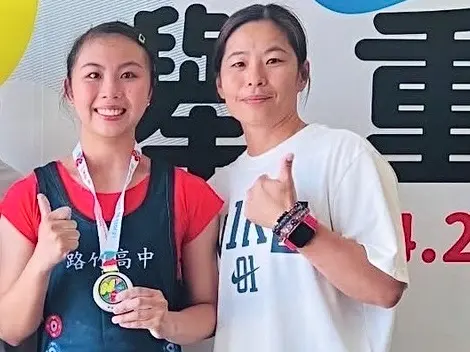 ▲阿蓮國中舉重教練洪秀玲在今年全中運期間,父親重病住院,仍帶領選手奪得1金1銀1銅的佳績,並趕回醫院陪伴父親走完人生最後一程。(圖/高市府教育局提供) ▲阿蓮國中舉重教練洪秀玲在今年全中運期間,父親重病住院,仍帶領選手奪得1金1銀1銅的佳績,並趕回醫院陪伴父親走完人生最後一程。(圖/高市府教育局提供)