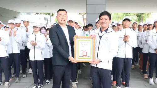 ▲郡都集團與天德濟善集團慷慨贊助此次全中運高雄代表隊服裝新臺幣25萬元,以及比賽時所需的飲用水與運動飲料。(圖/高市府教育局提供) ▲郡都集團與天德濟善集團慷慨贊助此次全中運高雄代表隊服裝新臺幣25萬元,以及比賽時所需的飲用水與運動飲料。(圖/高市府教育局提供)