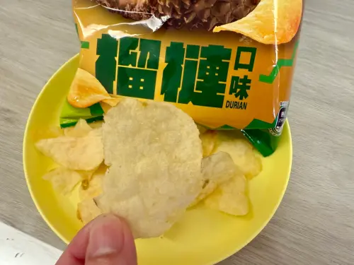 ▲7-11香菜多力多滋、榴槤洋芋片、餅乾示意圖。（圖／記者黃韻文攝）