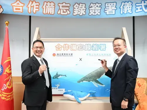 ▲海巡署南部分署分署長鳳運昇(左)與海洋生物博物館館長溫志宏(右)共同簽署合作備忘錄，以提升海洋永續能量。(圖／海巡署南部分署提供) 
