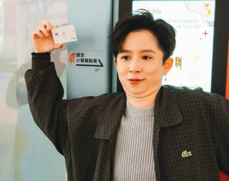 ▲百萬YouTuber「HOOK」骨灰級影片近日意外又被翻出，粉絲看了馬上稱讚「超級有才」，也讓她7年前系列影片再度被關注。（圖／HOOK臉書）