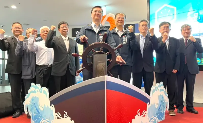 ▲台灣港務公司高雄港務分公司與高雄市政府勞工局舉辦智慧港都幸福永續論壇活動，由高雄市副市長羅達生(右5)等人揭開序幕。(圖／高雄市政府勞工局提供)