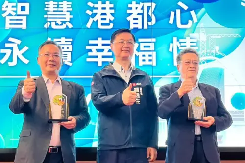 ▲高雄市副市長羅達生(中)頒發獎牌給績優單位,以資鼓勵。(圖/高雄市政府勞工局提供) ▲高雄市副市長羅達生(中)頒發獎牌給績優單位,以資鼓勵。(圖/高雄市政府勞工局提供)