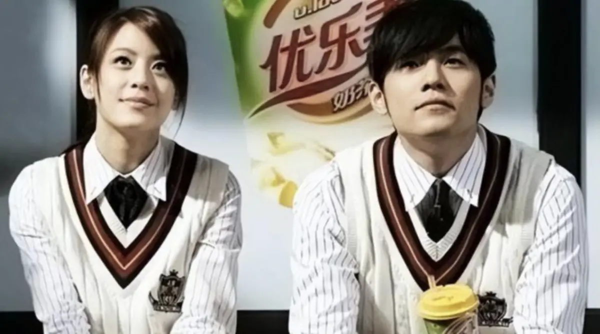 ▲天王周杰倫（右）昔日「J女郎」江語晨（左）38歲了，《NOWnews今日新聞》為此整理她與周杰倫的緋聞歷程、淡出演藝圈及最新個人近況，見江語晨外型及狀態維持得極佳，被粉絲敲碗登上陸綜《乘風破浪的姐姐》，話題十足。（圖／翻攝自微博）