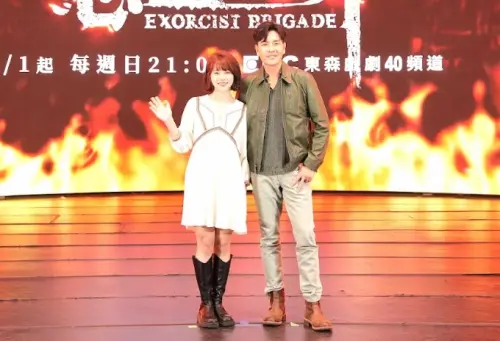 《惡靈世界》宣傳。(圖/世新大學提供) ▲王傳一(右)這次在劇中飾演國安局行動隊隊長,和王上菲(左)是同生共死的夥伴,他苦笑說:「還好這次跟王上菲也沒有吻戲,不用被罰錢。」(圖/世新大學提供)