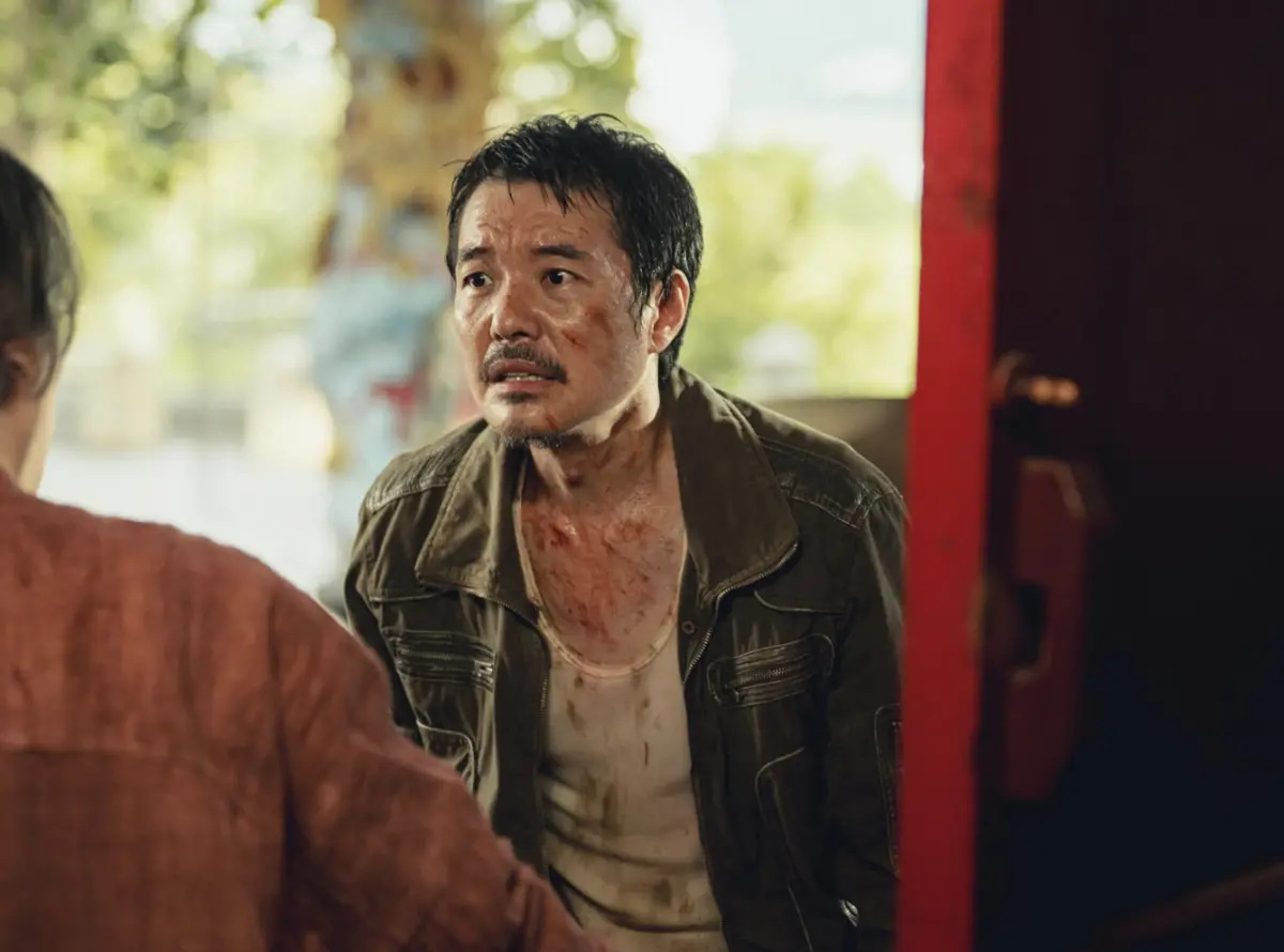 ▲「四分衛」主唱陳如山在《山忌 黃衣小飛俠》裡扮演愛子失蹤的父親，詭異演出曾把家中愛貓嚇壞，陳孝萱飾演他的妻子，則被自己的憔悴扮相嚇到。（圖／威視電影提供）