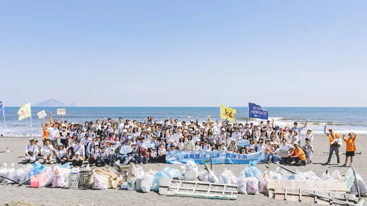 ▲科定企業攜股東、同仁與家眷齊力淨灘，共清理400餘公斤海洋廢棄物。（圖／翻攝畫面）