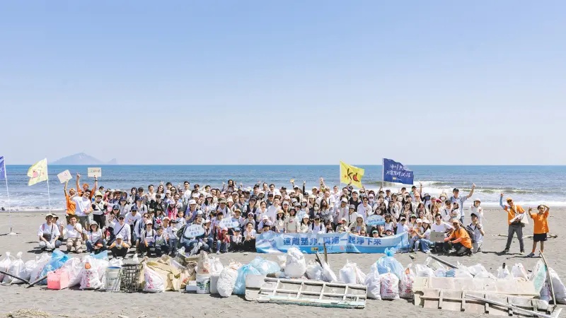 ▲科定企業攜股東、同仁與家眷齊力淨灘，共清理400餘公斤海洋廢棄物。（圖／翻攝畫面）