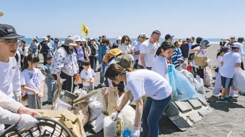 ▲淨灘過程中出現多樣海廢，包括瓶蓋、廢棄營帳與微塑膠碎片，皆被逐一清除。（圖／翻攝畫面）