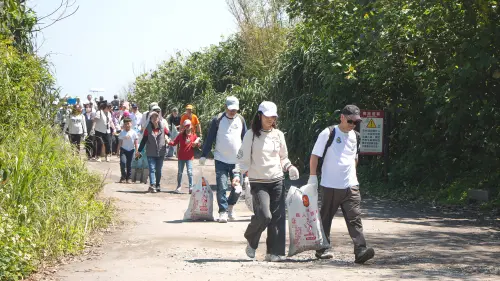 ▲董事長曹憲章親自參與行動，帶領團隊將撿拾完成的海廢運送至回收處。（圖／翻攝畫面）