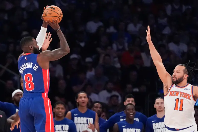 ▲活塞Tim Hardaway Jr.（左）最後0.3秒的三分出手實際應該站上罰球線，裁判公開誤判結果，引發外界譁然，《TNT》主持人Ernie Johnson就提出「天眼理論」來輔助關鍵時刻判決，避免憾事再發生。（圖／美聯社／達志影像）