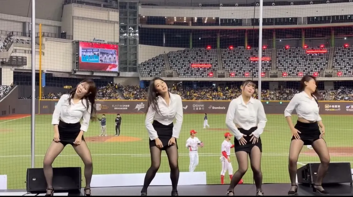 ▲上週味全龍隊在台北大巨蛋與中信兄弟激戰，味全龍啦啦隊成員詩雅（左起）、張晴、賴可與馬妹也到場應援，穿白襯衫、黑短裙登場熱舞，卻遭轟像抖動的沙威瑪，對此，賴可正面回應表演爭議，承諾未來將加強練習再出發，並表示已經盡力了。（圖／Threads）