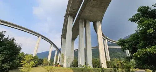 ▲國道六號國姓交流道「橋聳雲天」曾獲選「公路八景之首」，但屢傳墜橋事件，5年來9人墜亡。（圖／翻攝畫面）