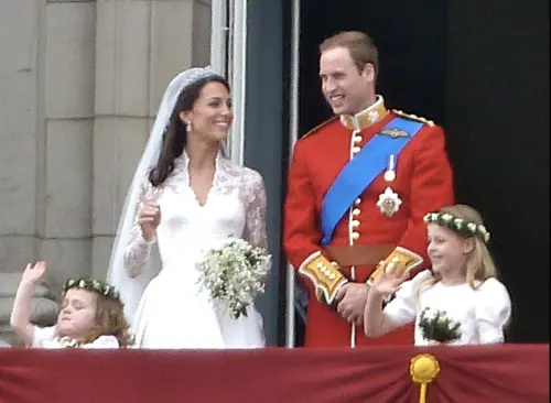 ▲凱特結婚時穿著由Alexander McQueen創意總監Sarah Burton設計的訂製婚紗，至今看來依舊相當經典。（圖／翻攝維基百科）
