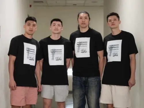 ▲職籃公會理事長曾文鼎（右二）與梁兆亘合作，特別選在台灣共有8隊職籃球隊出賽的27日，一齊穿上紀念T恤。（圖／新北特攻提供）