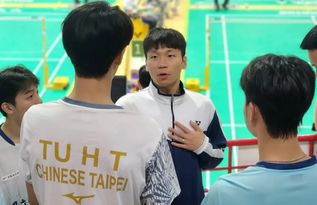 ▲奧運羽球雙金得主李洋退役後轉任國立體大教練，首度全心投入全大運指導，笑稱像重新學習羽球，更因學生身體不適半夜陪跑急診室，體驗教練工作的辛勞。（圖／長榮大學114全大運執辦提供）