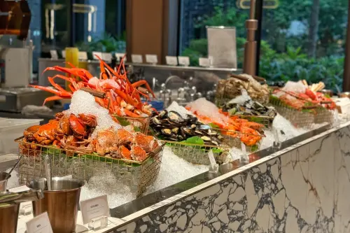 ▲海鮮吧集結松葉蟹腳、天使紅蝦、淡菜、藍蟹等滿滿海鮮好料。（圖／記者葉盛耀攝）