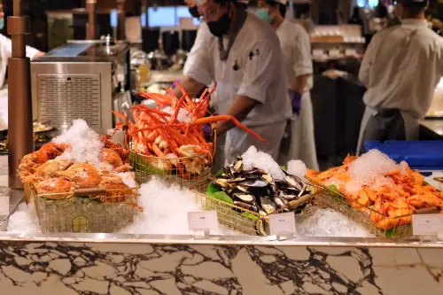 ▲煙波新竹湖濱館的吃到飽餐廳重新改裝，推出全新Buffet品牌「莫內饗宴」，還祭出6月30日前的平日用餐，將送「四人同行一人免費券」。（圖／記者葉盛耀攝）