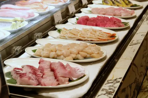 ▲「莫內饗宴」的生魚片區，各式魚生鮮美誘人。（圖／記者葉盛耀攝）