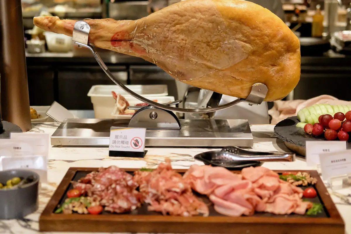 ▲西班牙歷經35年努力，才成功從非洲豬瘟疫區除名。圖為伊比利火腿等各式冷菜。（圖／資料照，記者葉盛耀攝）