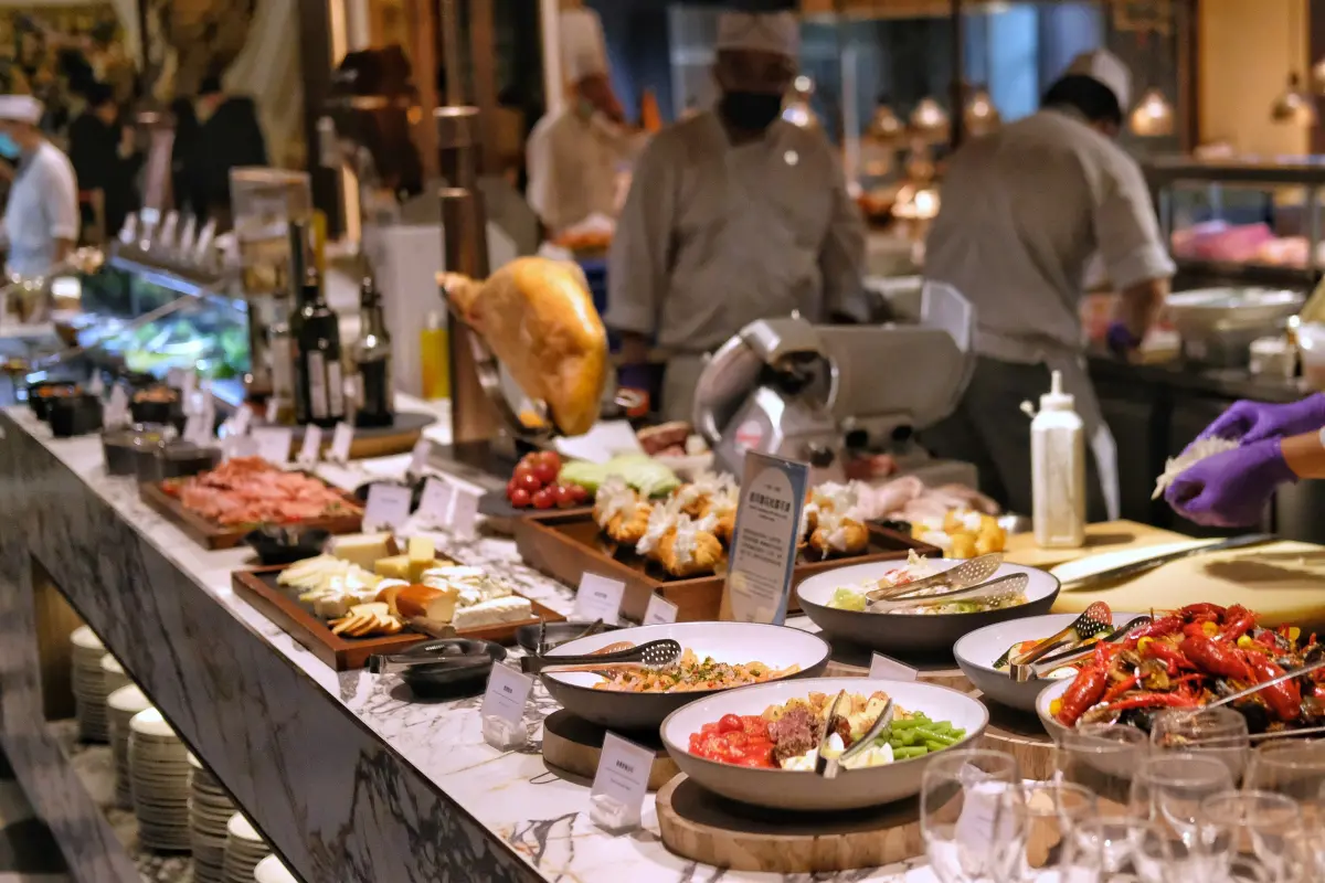 ▲5月份各家吃到飽餐廳推出優惠，最優有買一送一，飯店自助餐晚晚餐時段只要399元，另外也針對母親節檔期推出加碼菜色。本文整理全台吃到飽餐廳共106家的優惠內容，一文掌握。（圖／記者葉盛耀攝）