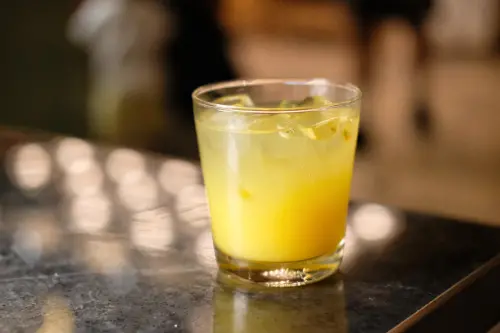 ▲水吧區也有多樣的酸甜口味調酒。（圖／記者葉盛耀攝）