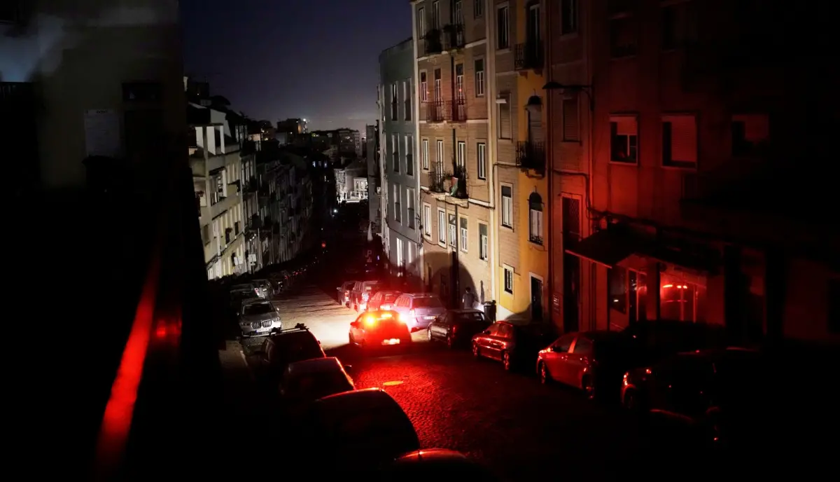 ▲西班牙、葡萄牙因為突如其來的大停電，陷入漆黑與混亂。（圖／美聯社／達志影像）