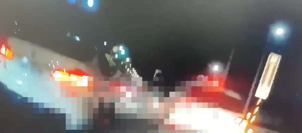 ▲台南市區昨（28）日晚間驚傳槍響，員警攔查楊姓通緝犯，未料遭到拒檢逃逸，員警立即朝轎車左前輪開槍制止。（圖／警方提供）