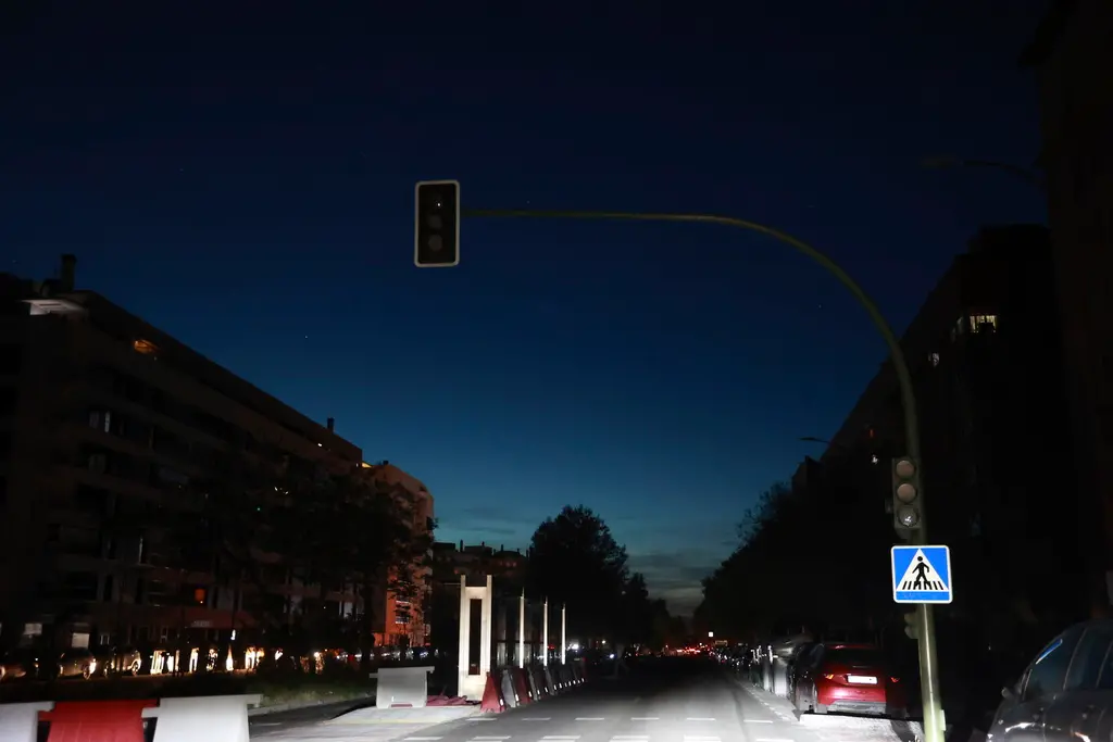 ▲西班牙、葡萄牙大停電，街上路燈、交通號誌全停擺，街道陷入黑暗。（圖／美聯社／達志影像）